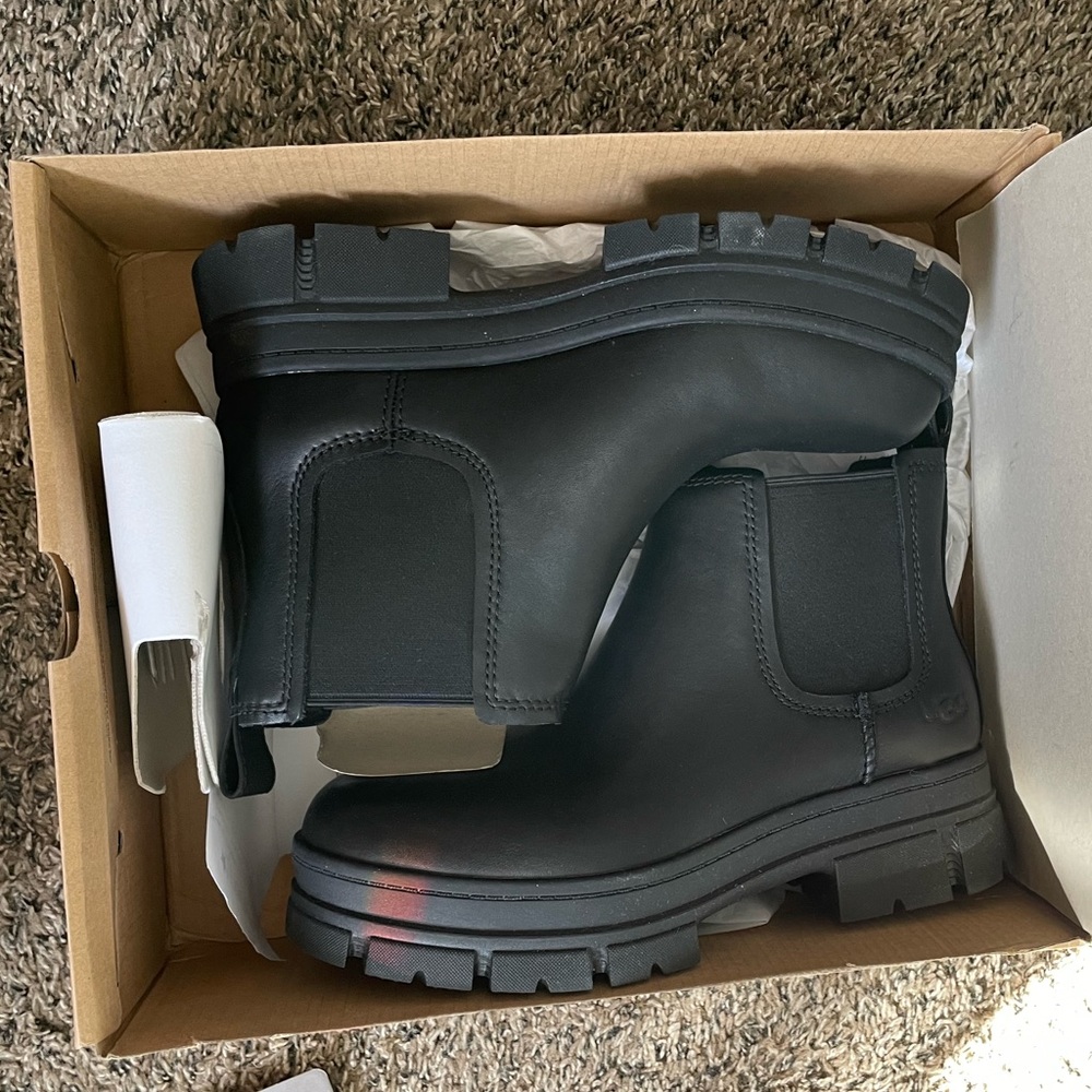 Brand new still in the box 7.5 Ashton Chelsea Ugg boots